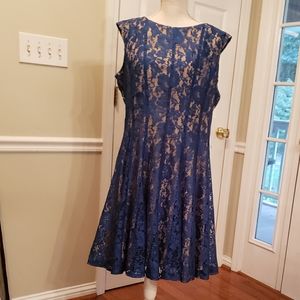 A-line sleeveless lace dress
